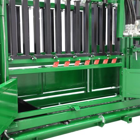 Arrowquip General Hydraulic Squeeze Chute-For Feedlots