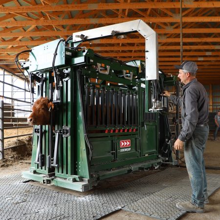 Arrowquip General Hydraulic Squeeze Chute-For Feedlots